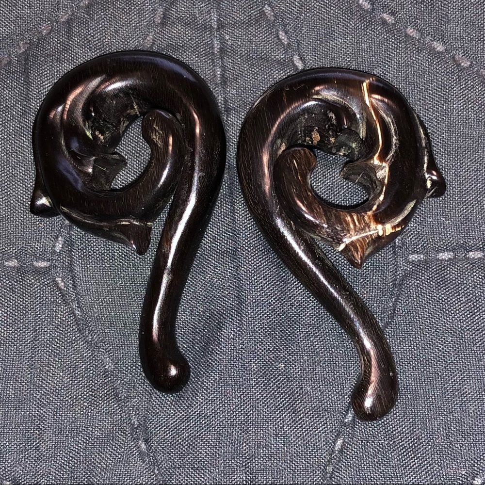 Black Horn Vino Design. Used. Body Art Forms.
